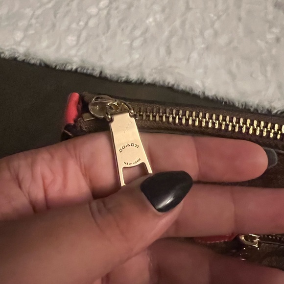 Coach Gallery Tote In Signature Canvas - Picture 7 of 8